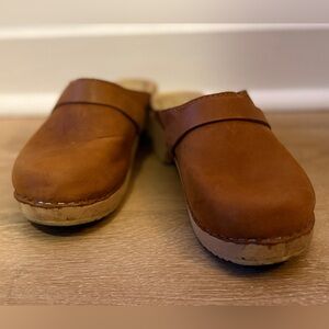 Lotta Classic Brown Clogs in Oiled Nubuck Leather